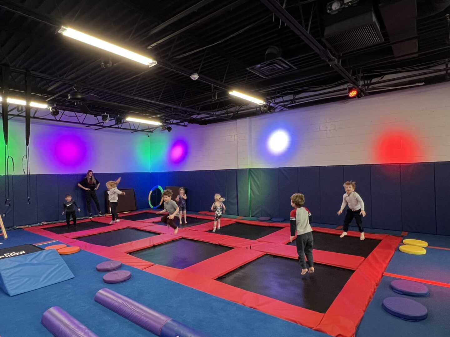 kids playing in the Elite Trampoline Academy room